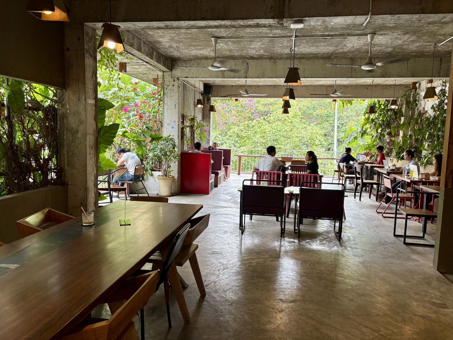 Tầng Hai & Ban Công